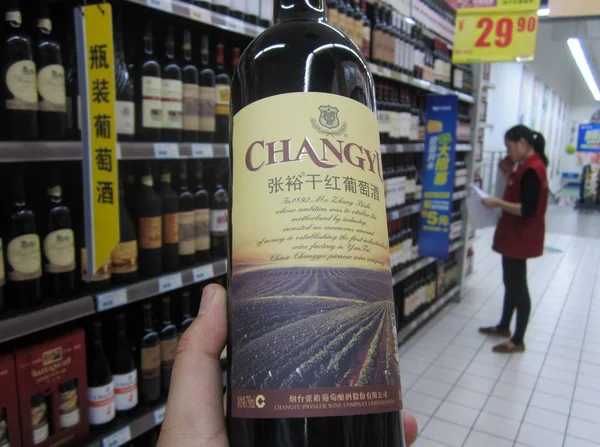 2014年11月1日 中国東部江蘇省南通市のスーパーマーケットで長友ドライレッドワインのボトルを買い物する顧客 — ストック写真