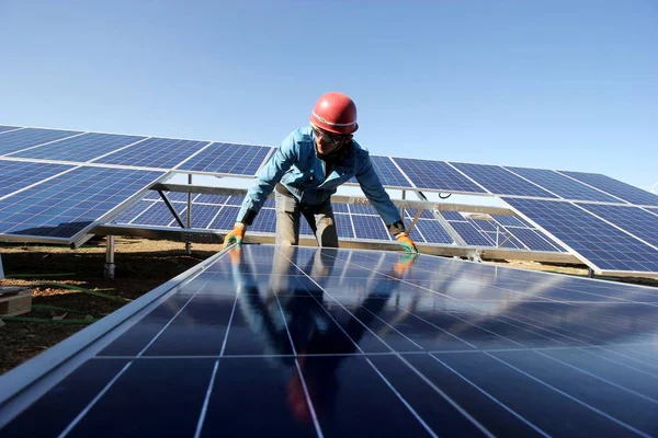 Trabalhador Chinês Instala Painéis Solares Uma Usina Fotovoltaica Weining Hui — Fotografia de Stock