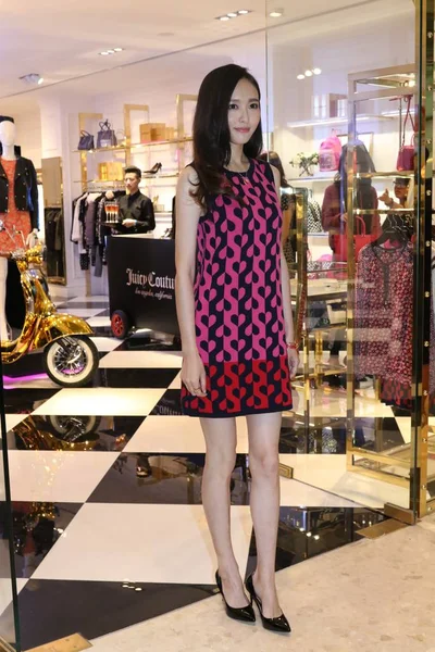 中国の女優ファッション ブランド 上海のジューシークチュールの新製品の発売記念イベントで唐燕ポーズ 2015 — ストック写真