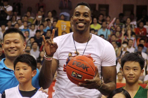 Nba Star Dwight Howard Center Poses Young Chinese Boys Basketball — Stock Photo, Image