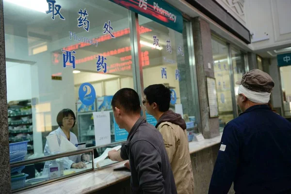 2014년 31일 산둥성 칭다오시의 약국에서 환자에게 봉사하고 의료진 — 스톡 사진