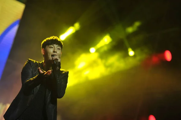Medlem Sydkoreanska Pojke Gruppen Fameus Utför Koreanska Stjärnor Konsert Staden — Stockfoto