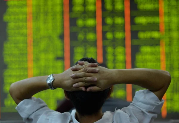 Китайский Инвестор Рассматривает Цены Акций Зеленые Падение Цен Биржевом Брокерском — стоковое фото