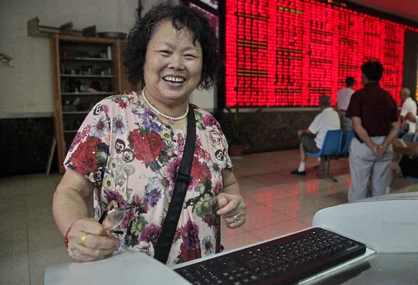 Chinese Investor Smiles She Looks Prices Shares Red Price Rising — Stock Photo, Image