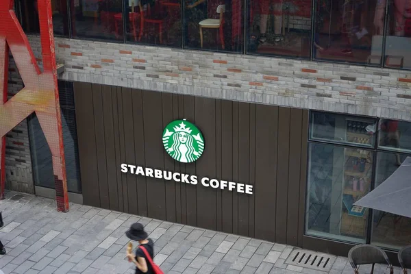 Pedestrian Walks Cafe Starbucks Coffee Shanghai China August 2018 — Stock Photo, Image