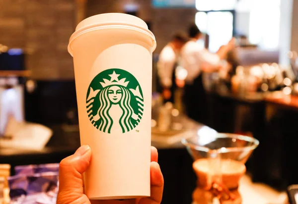 Cliente Mostra Una Tazza Caffè Caffè Starbucks Coffee Shanghai Cina — Foto Stock