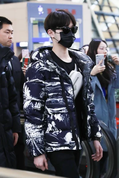 台湾歌手赖冠林也被罗马化 曾是韩国男孩团体成员赖冠林 于2019年1月28日抵达中国上海浦东国际机场 — 图库照片