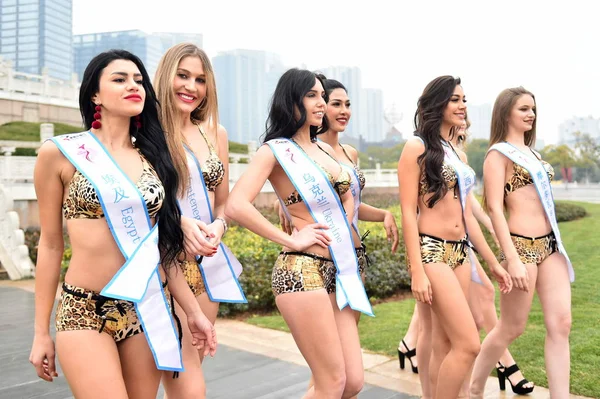 2019年1月28日 身穿比基尼的选手参加在中国东部江苏省南京市举行的第53届全国小姐选美比赛的户外摄影活动 — 图库照片