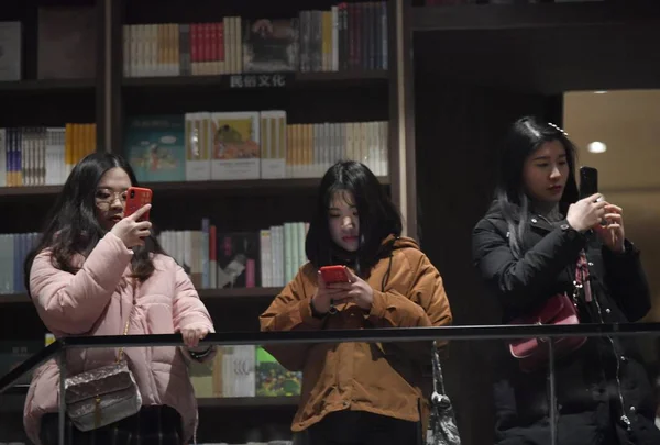 Местные Жители Прочитали Книгу Недавно Открывшемся Книжном Магазине Чунцине Китай — стоковое фото