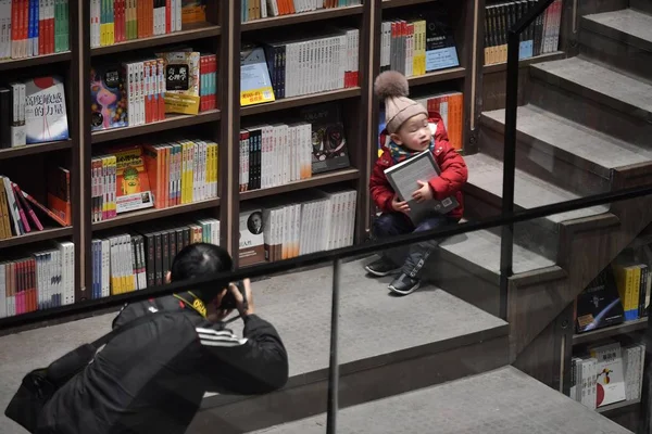 Los Residentes Locales Leen Libro Una Librería Recién Inaugurada Chongqing —  Fotos de Stock