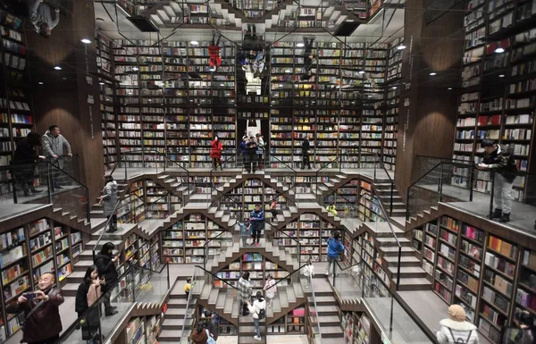 Los Residentes Locales Leen Libro Una Librería Recién Inaugurada Chongqing —  Fotos de Stock