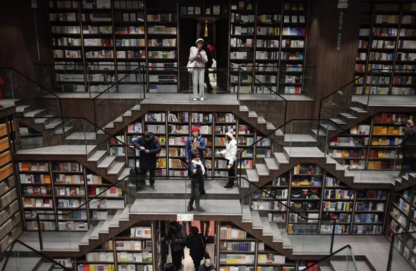 Los Residentes Locales Leen Libro Una Librería Recién Inaugurada Chongqing —  Fotos de Stock