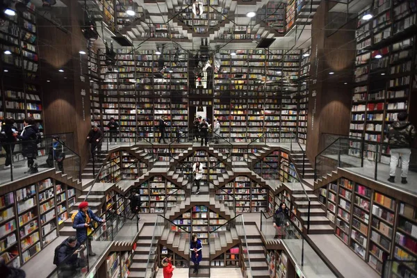 Místní Obyvatelé Číst Knihu Nově Otevřel Knihkupectví Chongqing Čína Ledna — Stock fotografie