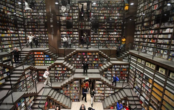 地域住民は 中国の新たにオープンした書店で本を読む 2019 — ストック写真