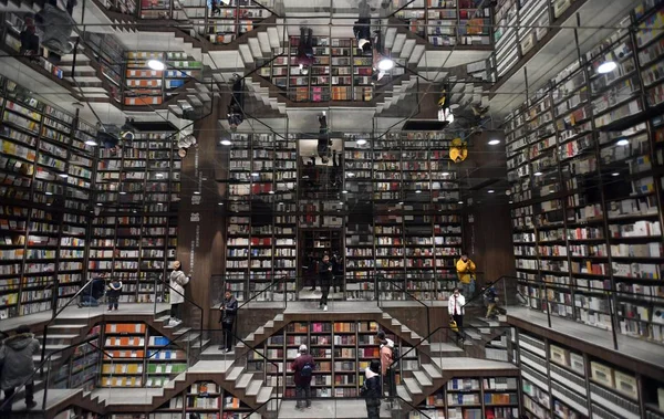 Los Residentes Locales Leen Libro Una Librería Recién Inaugurada Chongqing —  Fotos de Stock