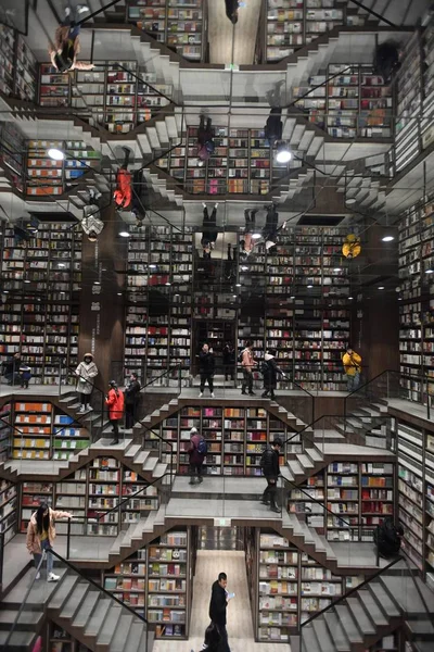 Local Residents Read Book Newly Opened Bookstore Chongqing China January — Stock Photo, Image