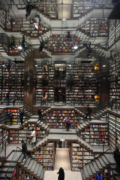 Los Residentes Locales Leen Libro Una Librería Recién Inaugurada Chongqing —  Fotos de Stock