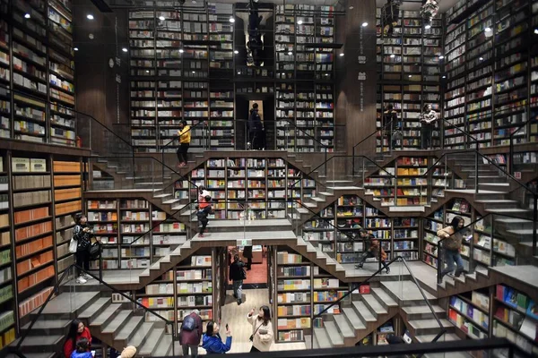 Los Residentes Locales Leen Libro Una Librería Recién Inaugurada Chongqing — Foto de Stock