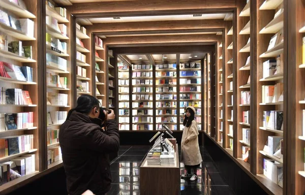 Des Résidents Locaux Lisent Livre Dans Une Librairie Nouvellement Ouverte — Photo