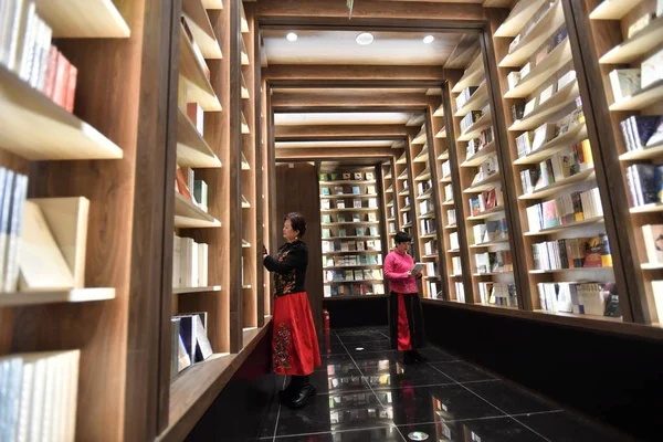 Los Residentes Locales Leen Libro Una Librería Recién Inaugurada Chongqing —  Fotos de Stock