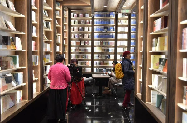 Lokale Bewoners Lezen Boek Bij Een Onlangs Geopende Boekhandel Chongqing — Stockfoto