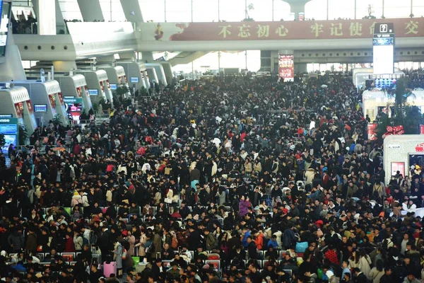 Passengers Wait Trains Back Home Chinese Lunar New Year Spring — Stock Photo, Image