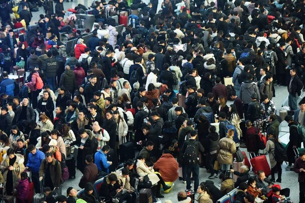 Пассажиры Ждут Поезда Отправятся Домой Китайский Лунный Новый Год Время — стоковое фото