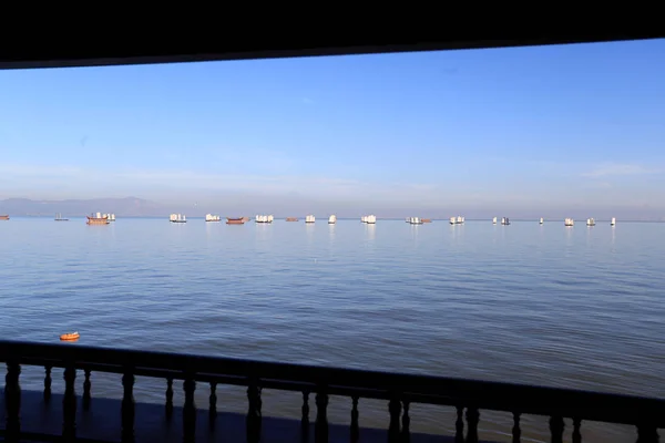 File Les Bateaux Pêche Quittent Port Pour Reprendre Pêche Lac — Photo