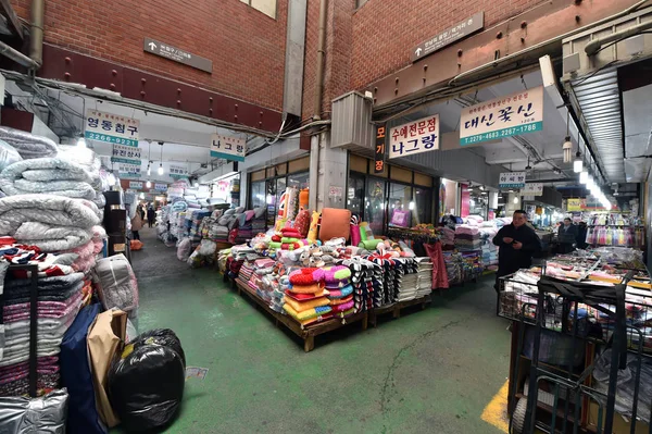 Los Turistas Compran Comen Restaurantes Puestos Comida Mercado Gwangjang Seúl —  Fotos de Stock