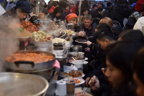 Туристы Делают Покупки Едят Ресторанах Продуктовых Ларьках Рынке Кванджан Сеуле — стоковое фото