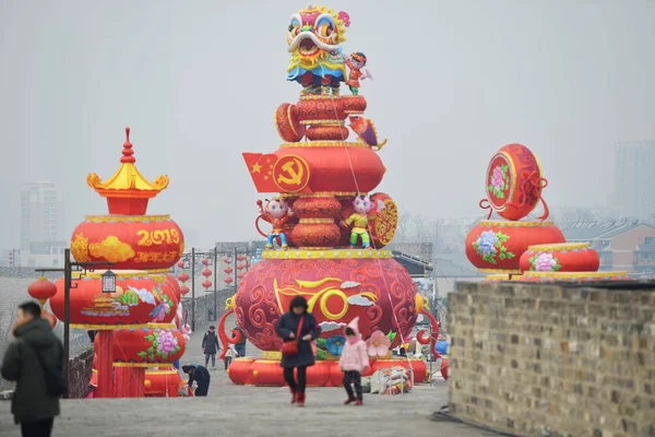 Des Lanternes Colorées Sont Exposées Pour Marquer Prochaine Fête Printemps — Photo