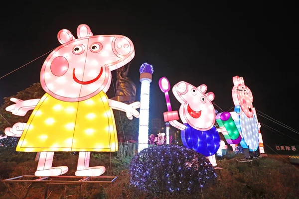 Kolorowe Oświetlony Latarniami Wyposażony Kształcie Peppa Pig Wystawiane Okazji Nadchodzącej — Zdjęcie stockowe