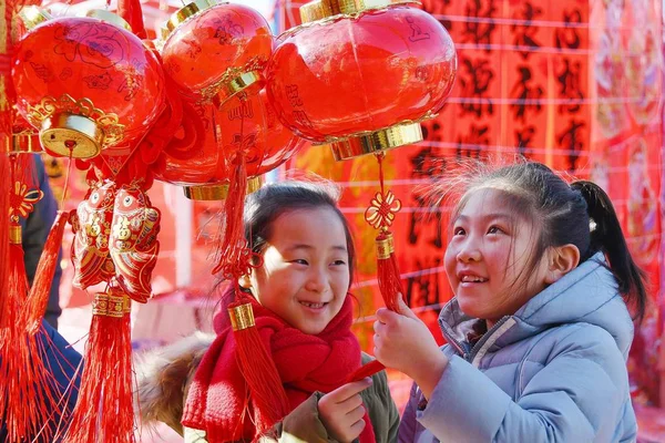 Gente Selecciona Adornos Para Festival Primavera Mercado Ciudad Yantai Provincia — Foto de Stock