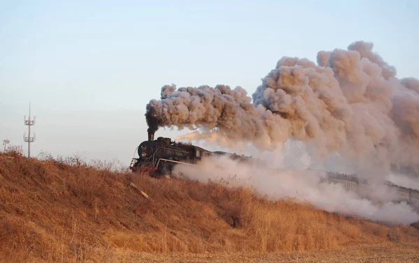 Паровой Поезд Sy1770 Один Последних Паровозов Используемых Китае Скользит Густому — стоковое фото