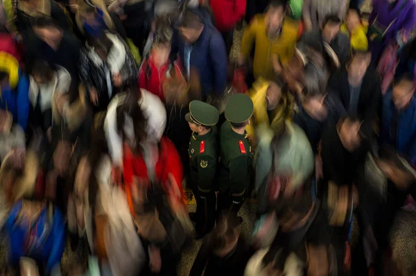 Пассажиры Ждут Своих Поездов Время Весеннего Фестиваля Известного Чуньюнь Железнодорожном — стоковое фото