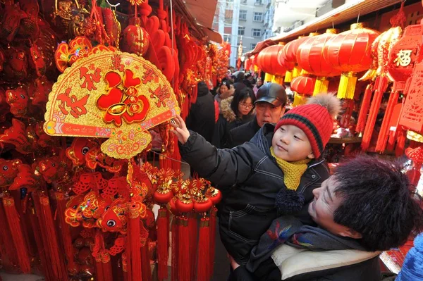 Los Residentes Chinos Locales Compran Linternas Rojas Decoraciones Para Próximo — Foto de Stock