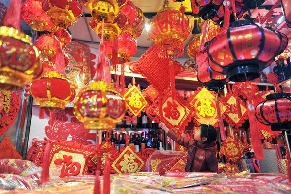 Una Joven China Compra Linternas Rojas Decoraciones Para Próximo Año — Foto de Stock