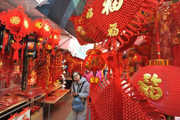 Residentes Chineses Locais Compram Lanternas Vermelhas Decorações Para Próximo Ano — Fotografia de Stock