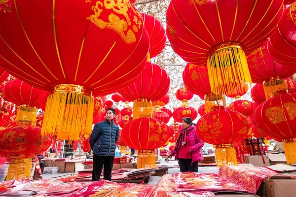 Residentes Chineses Locais Compram Lanternas Vermelhas Decalques Para Próximo Ano — Fotografia de Stock