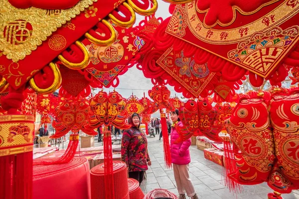 Residentes Chineses Locais Compram Decorações Vermelhas Para Próximo Ano Novo — Fotografia de Stock