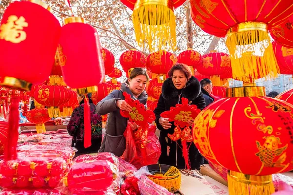 Местные Жители Покупают Красные Украшения Предстоящего Китайского Лунного Нового Года — стоковое фото