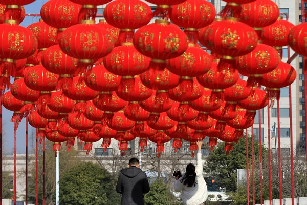 Chinese Buurtbewoners Lopen Onder Rijen Van Rode Lantaarns Opgehangen Een — Stockfoto