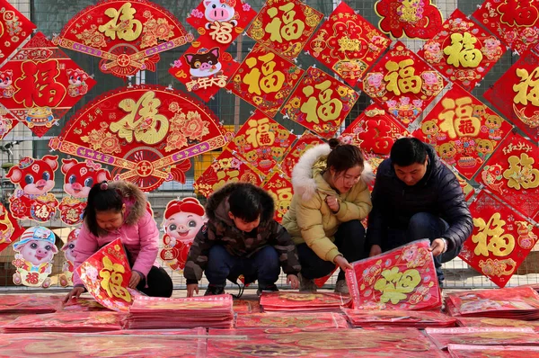 Egy Kínai Család Négy Üzletek Piros Matricák Közelgő Kínai Holdújév — Stock Fotó