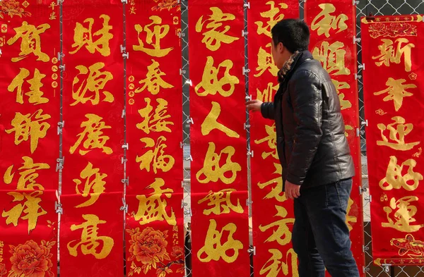 Local Chino Residentes Tiendas Coplas Rojas Para Próximo Año Nuevo — Foto de Stock