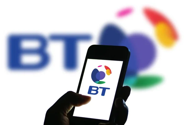 Ein Netzwerker blättert in einem Logo des britischen multinationalen Unternehmens auf seinem Smartphone in der Stadt ji 'nan in der ostchinesischen Provinz shandong, 7. Mai 2017 — Stockbild Ein Netzwerker Blättert Einem Logo Des Britischen Multinationalen Unternehmens Auf — Stockfoto