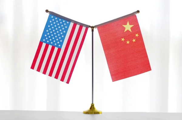 2018年6月14日 中国东部山东省济南市出现了中国和美国的国旗 — 图库照片