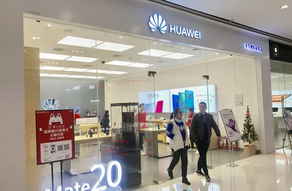 Clientes Deixam Uma Loja Huawei Shopping Center Cidade Kunming Província — Fotografia de Stock