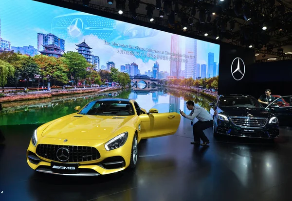 Los Visitantes Observan Mercedes Amg Durante Una Exposición Automóviles Ciudad — Foto de Stock