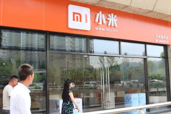 Los Peatones Pasan Por Una Tienda Xiaomi Chongqing China Mayo —  Fotos de Stock