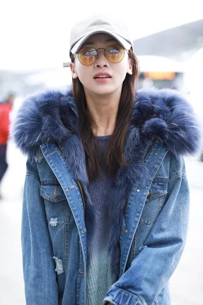 Κινέζα Ηθοποιός Jinyan Φτάνει Στο Shanghai Pudong Διεθνές Αεροδρόμιο Πριν — Φωτογραφία Αρχείου